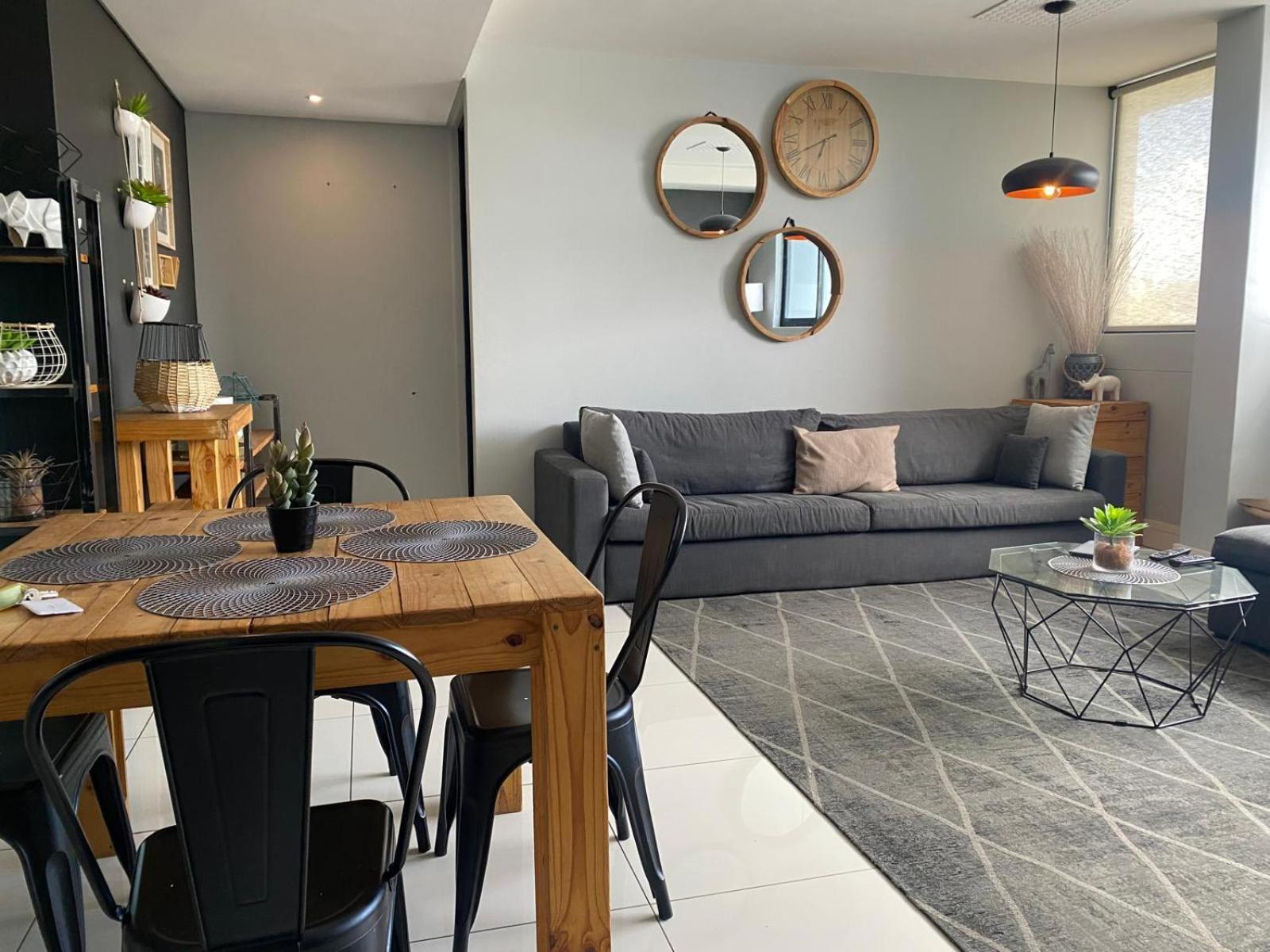 77 On Independence Apartments Windhoek Esterno foto